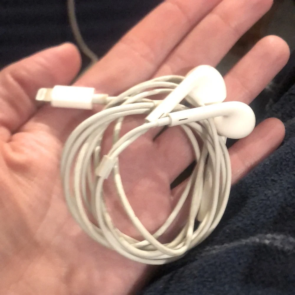Apple EarPods - Earphone / Headphones with Apple Lightening Cable